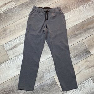 Lululemon women’s grey On the Fly pant.
